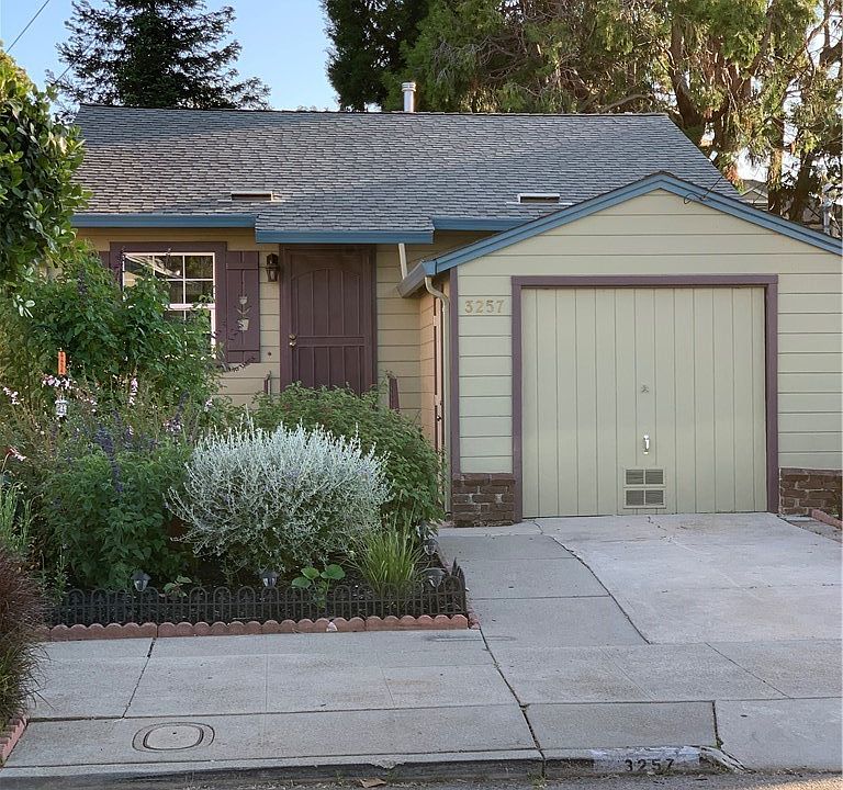 2nd image of 3257 Georgia St
