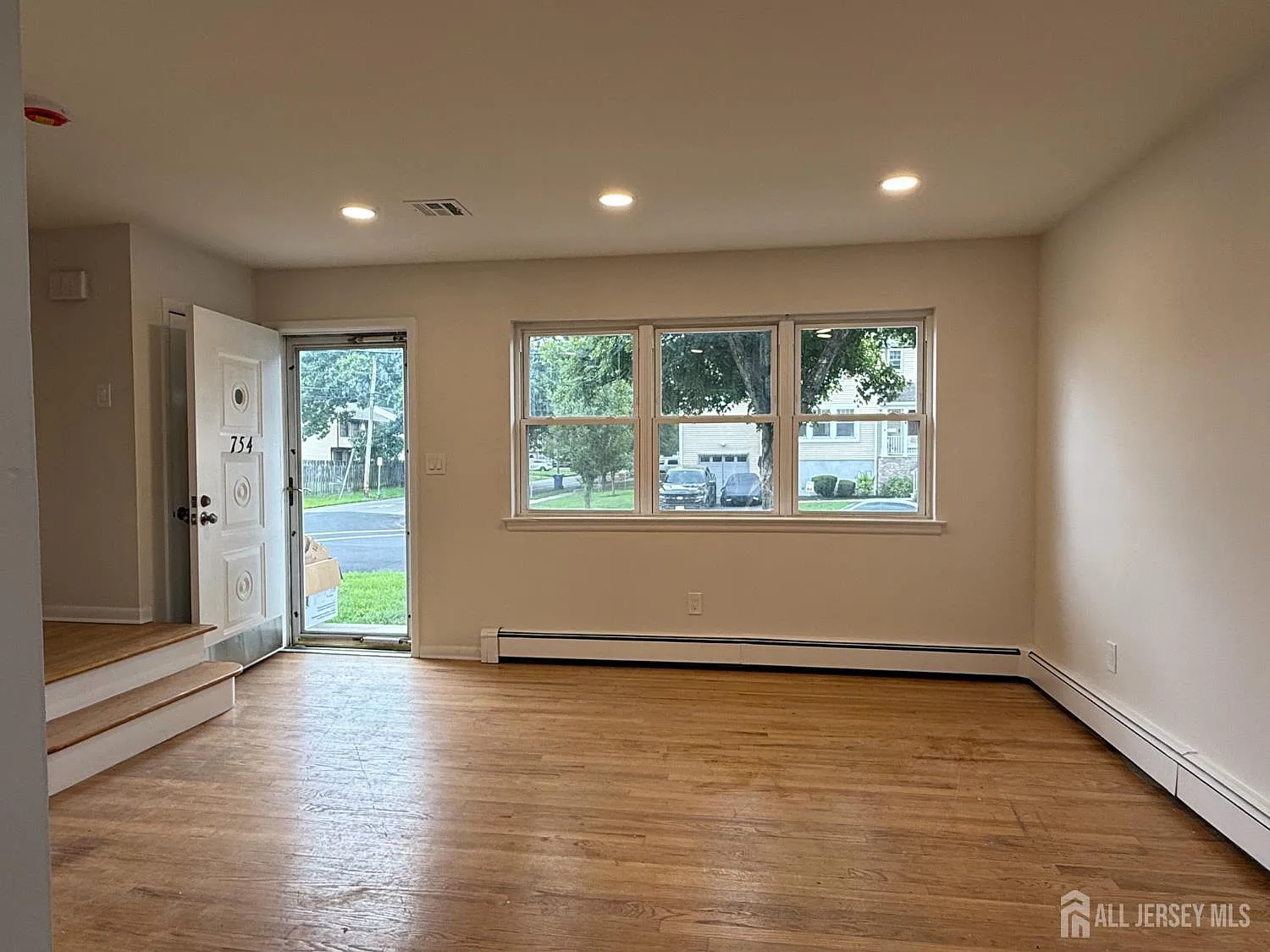 3 bed, 1.0 bath, $2,300 — Photo 2