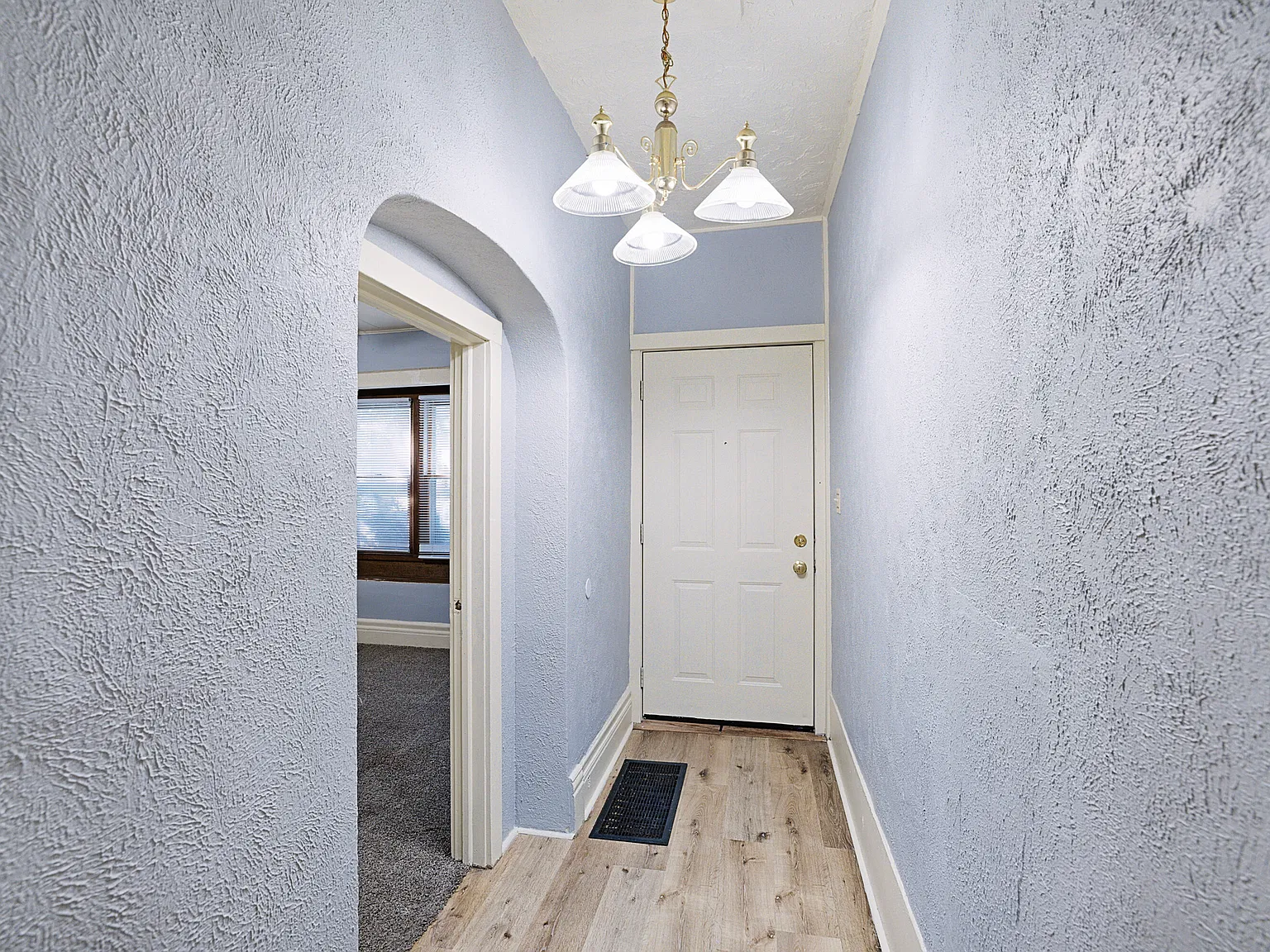 3 bed, 1060 sqft, $1,209 — Photo 2