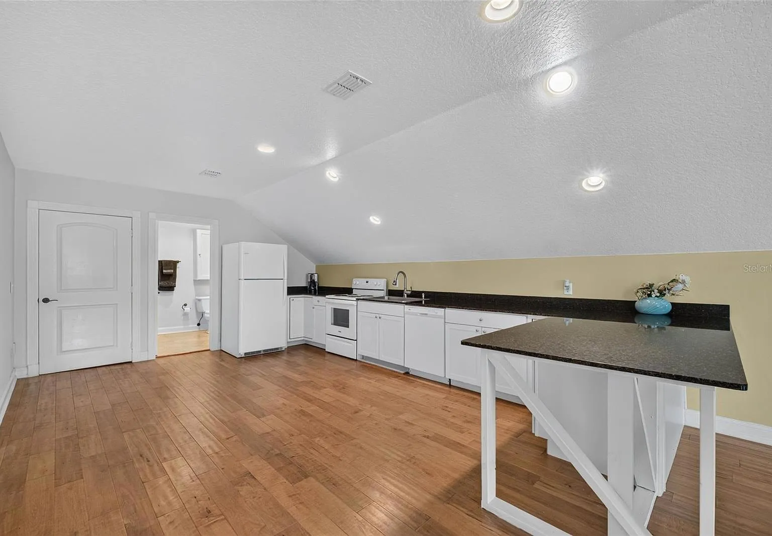 1 bed, 900 sqft, $1,300 — Photo 2