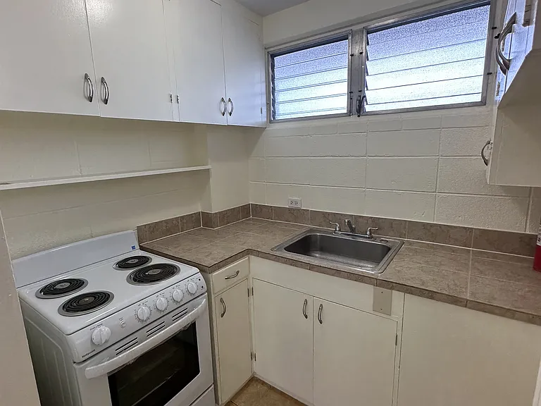 909 University Ave — Photo 3