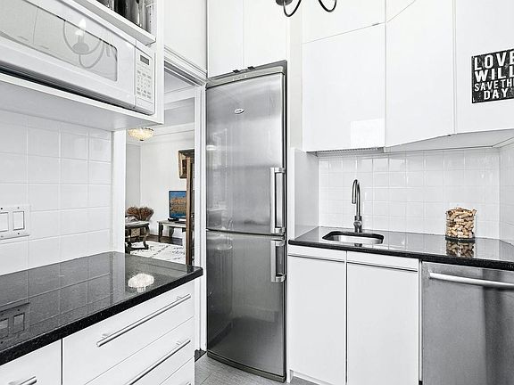 3rd image of 425 E 51st St APT 7D