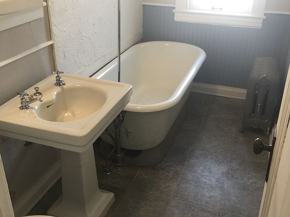 3rd image of 1313 W 112th St APT 5