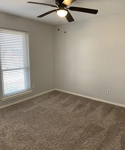 990 Camden Dr — Photo 12