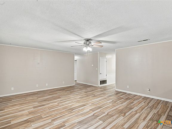 5th image of 216 Guinevere St