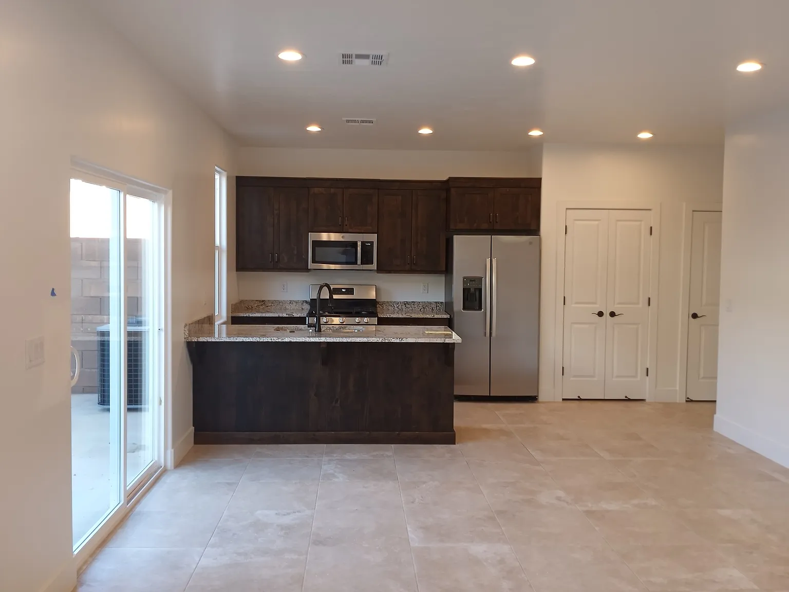 Modern 4 bedroom 2.5 bathroom condo — Photo 2
