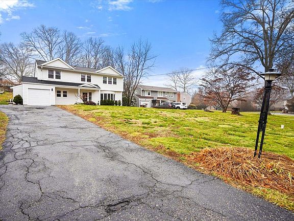 3rd image of 46 Rolling Wood Dr