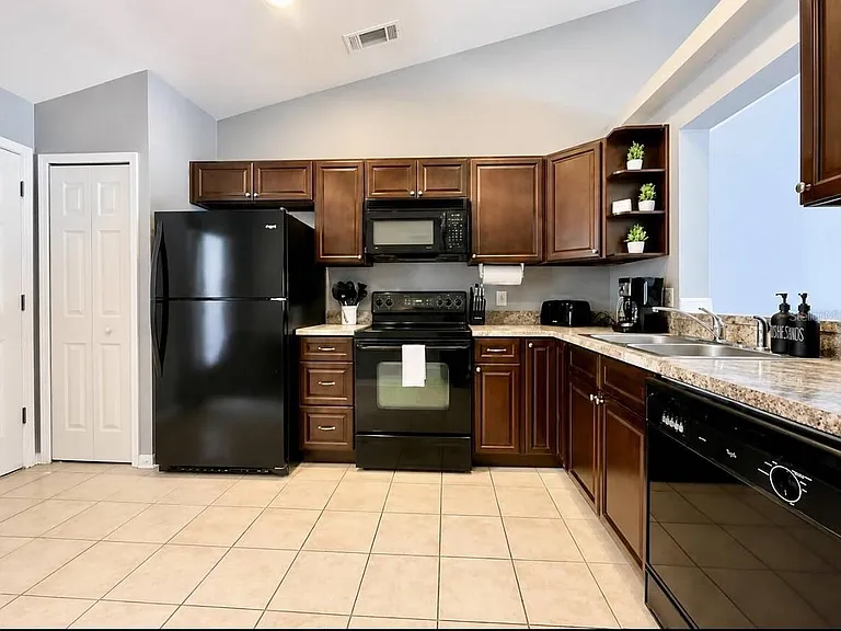 142 Glasgow Ct — Photo 2
