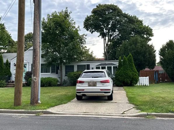2021 Pine St, Wantagh, NY 11793