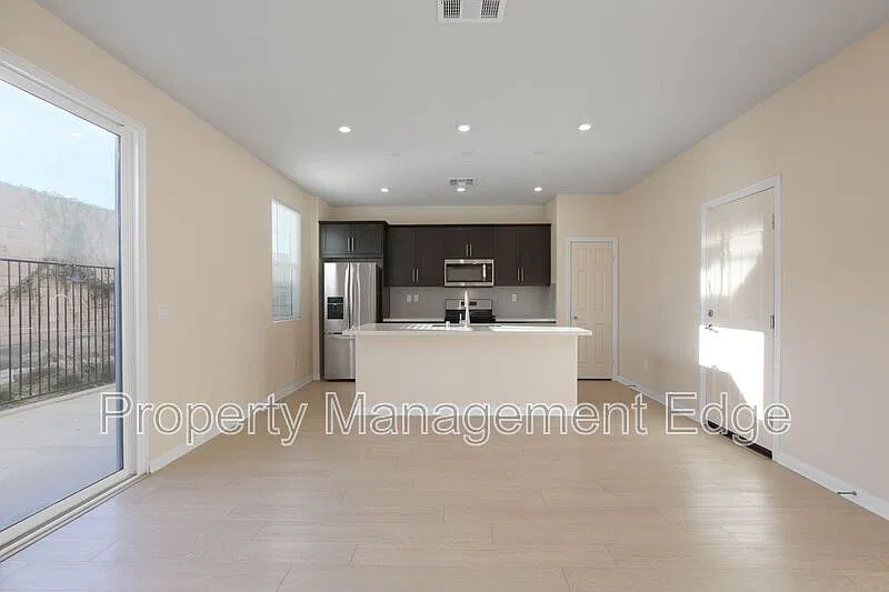 3 bed, 3.0 bath, 2008 sqft, $3,395 — Photo 4