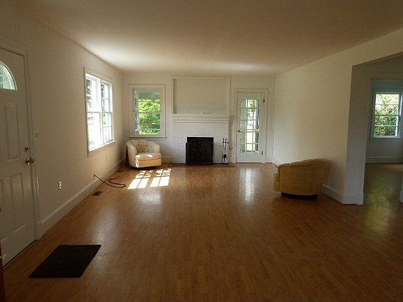 4th image of 104 Pier Pl