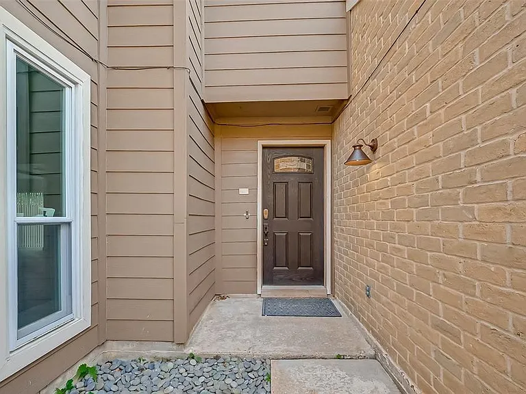 12111 Poulson Dr — Photo 5