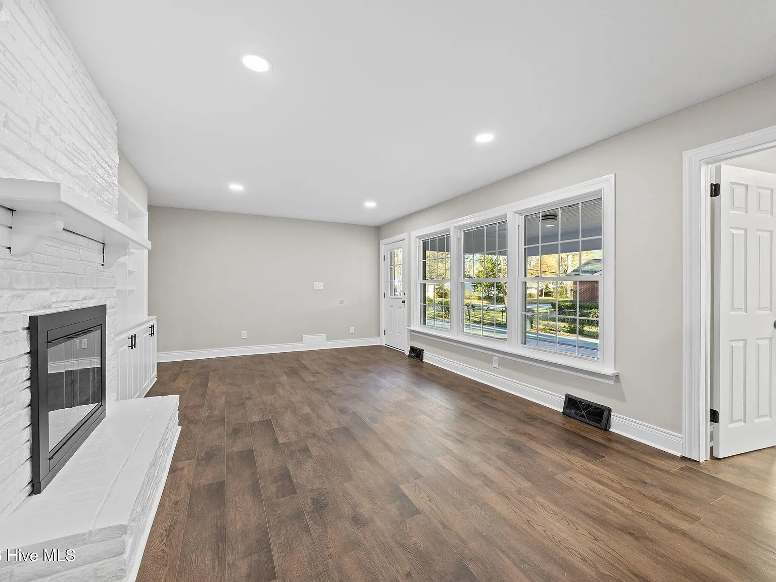 5 bed, 2.0 bath, 2481 sqft, $2,300 — Photo 4
