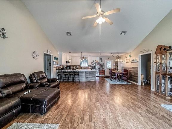 3rd image of 124 Houston Dr