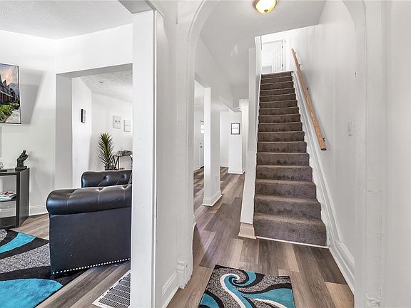 3rd image of 832 Adelaide St