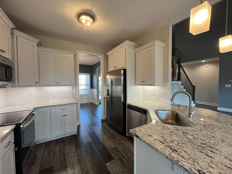 557 Dexter Dr — Photo 12