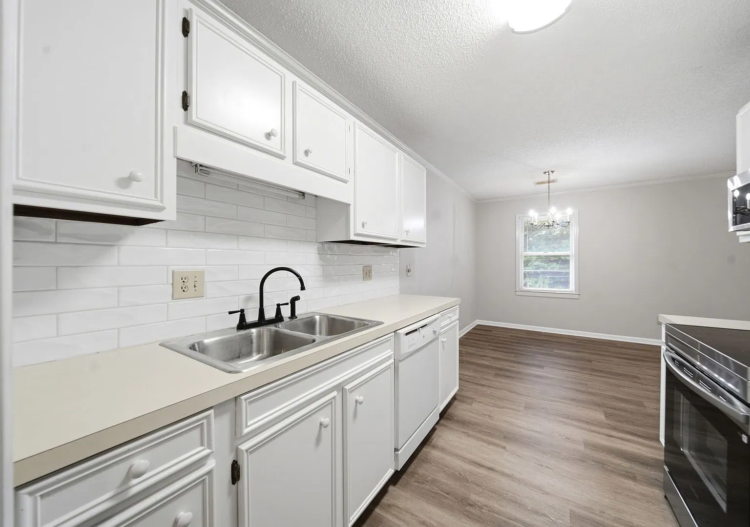 403 Wormwood Ln — Photo 2