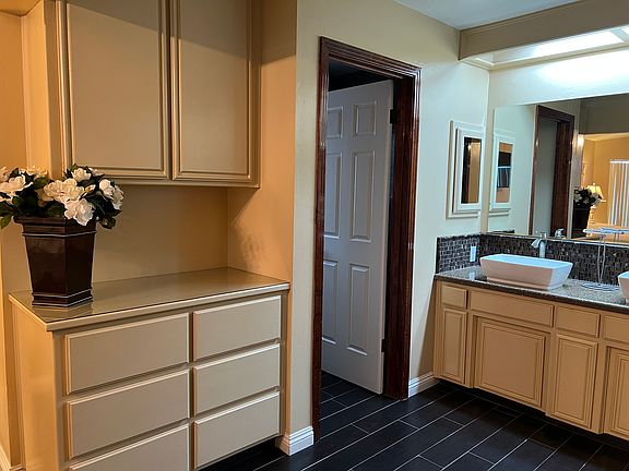 Primary bedrooms: lots of storge