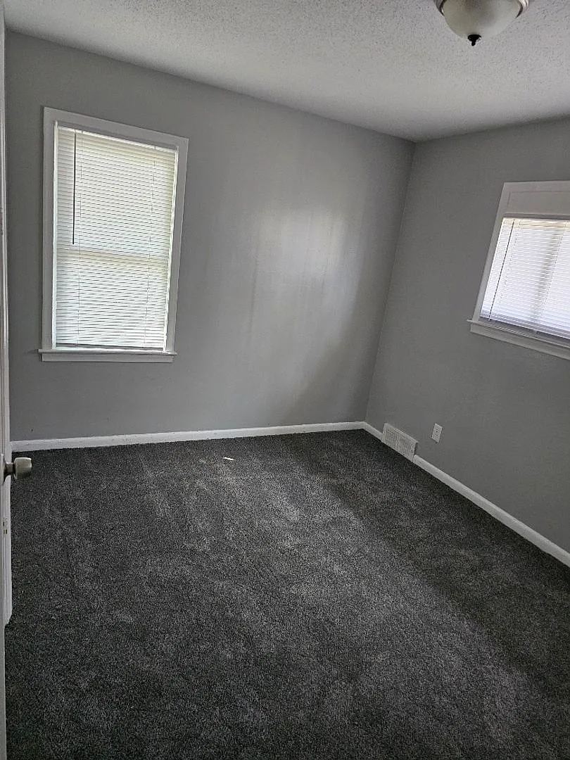 5130 E Outer Dr-3 Beds & 1.5 Baht For Rent! — Photo 2