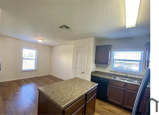4 bed, 1647 sqft, $2,200 — Photo 4