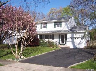 17 Greene Dr, Commack, NY 11725
