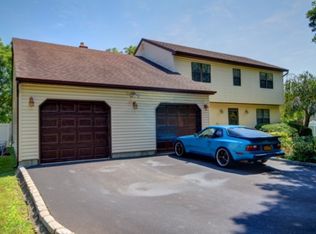 8 Nottingham Dr, Wheatley Heights, NY 11798