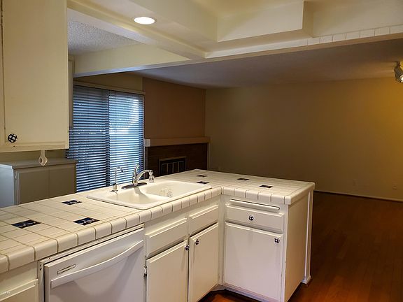 3rd image of 207 Parkview Dr