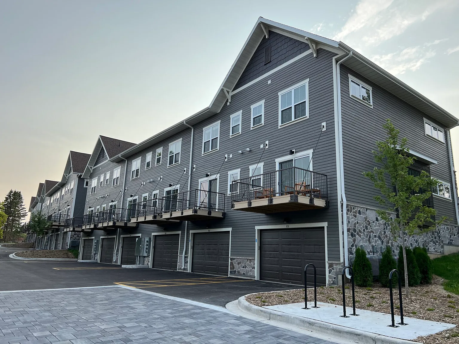 2 bed, 2.5 bath, 1424 sqft, $2,695 — Photo 2
