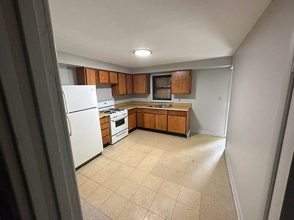 2nd image of 818 Steel St