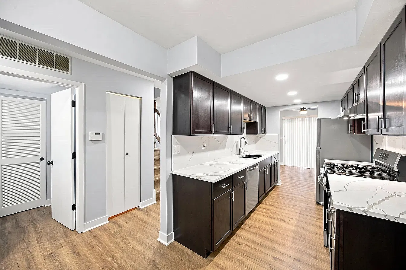 2 bed, 2.5 bath, 1325 sqft, $2,600 — Photo 3