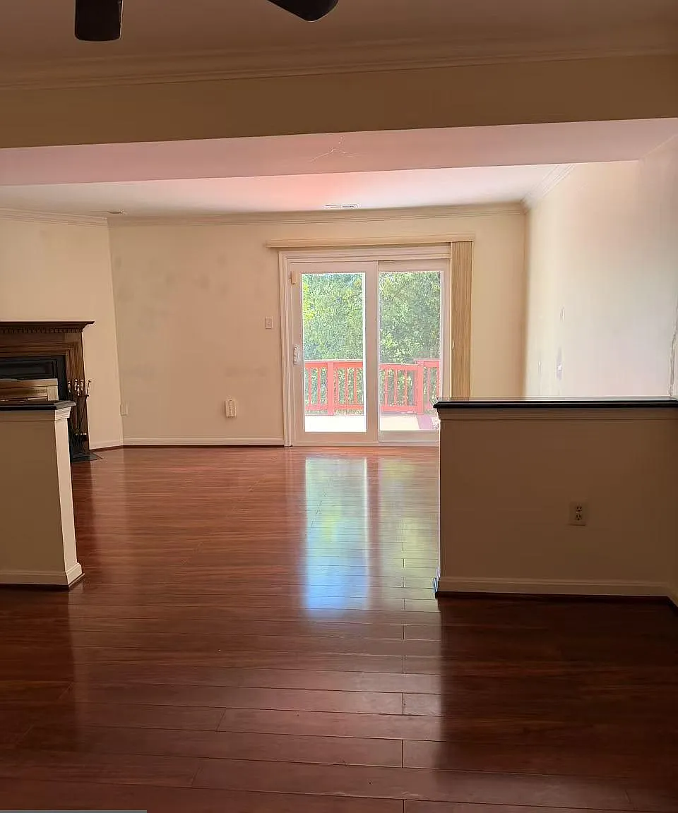 3 bed, 2.5 bath, 1400 sqft, $2,300 — Photo 3