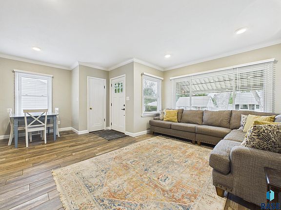 3rd image of 1012 S Willow Ave