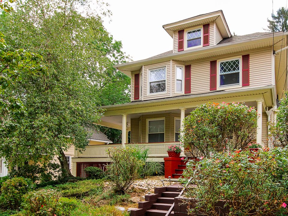 1st image of 10 Lawrence Ave
