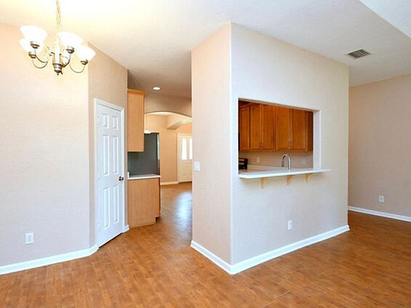5th image of 2881 Fontainebleau Ave SE #1