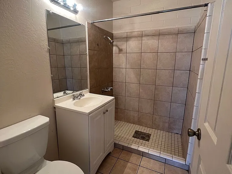 1229 W Pierce St — Photo 10