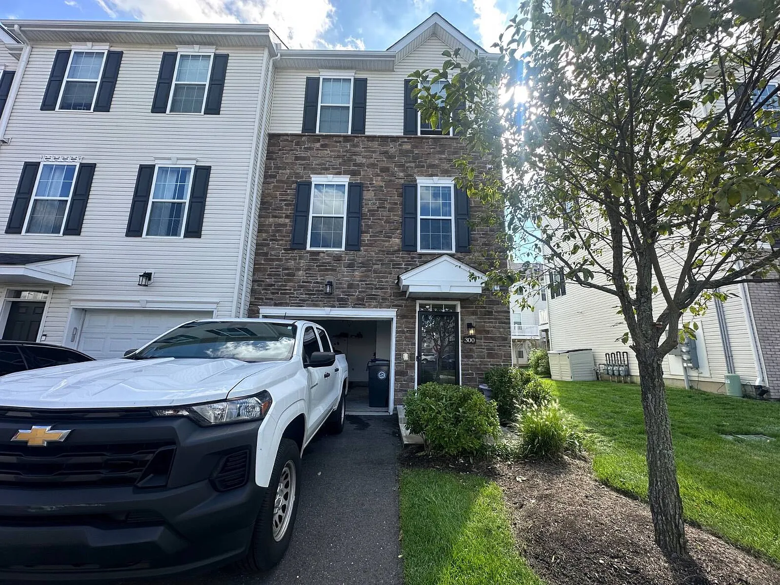 3 bed, 4.0 bath, 1725 sqft, $3,350 — Photo 3