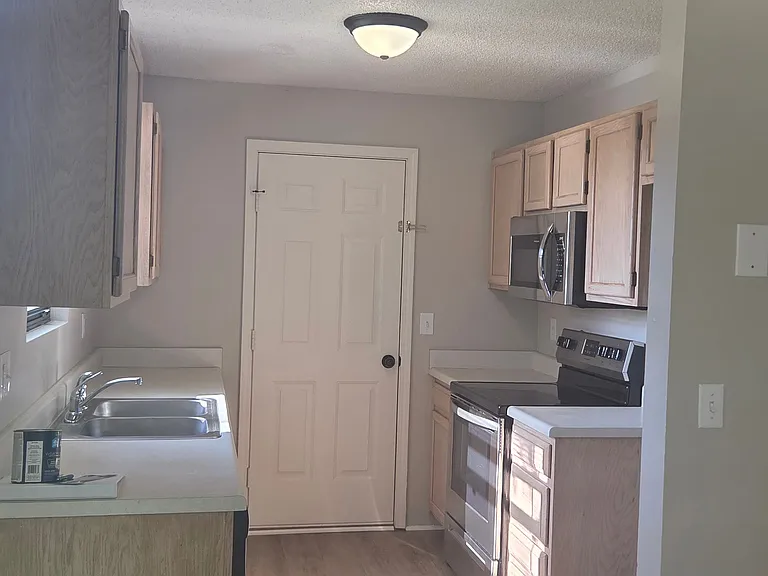 All kitchen appliances furnished. All electric appliances in kitchen.