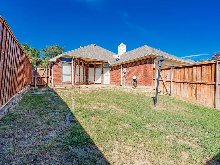 1875 Crestlake Dr — Photo 32