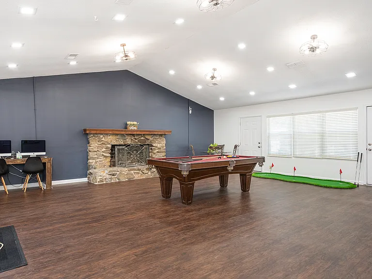 Country Club Apartments — Photo 33