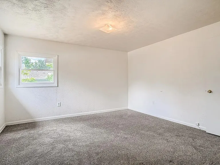 2135 Norwood Ave — Photo 16