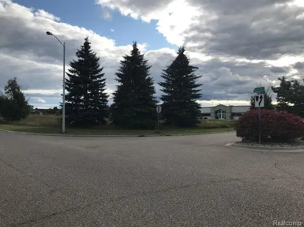 Charter Dr, Flint, MI 48532