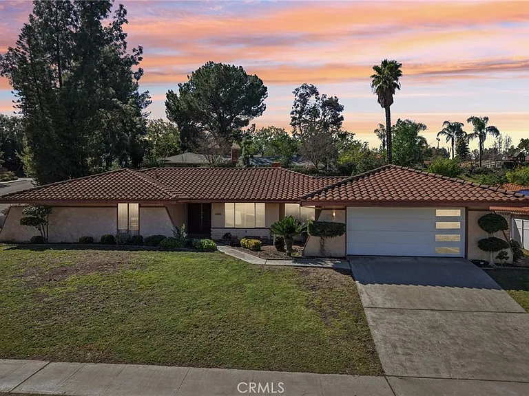 1500 Country Club Dr — Photo 2