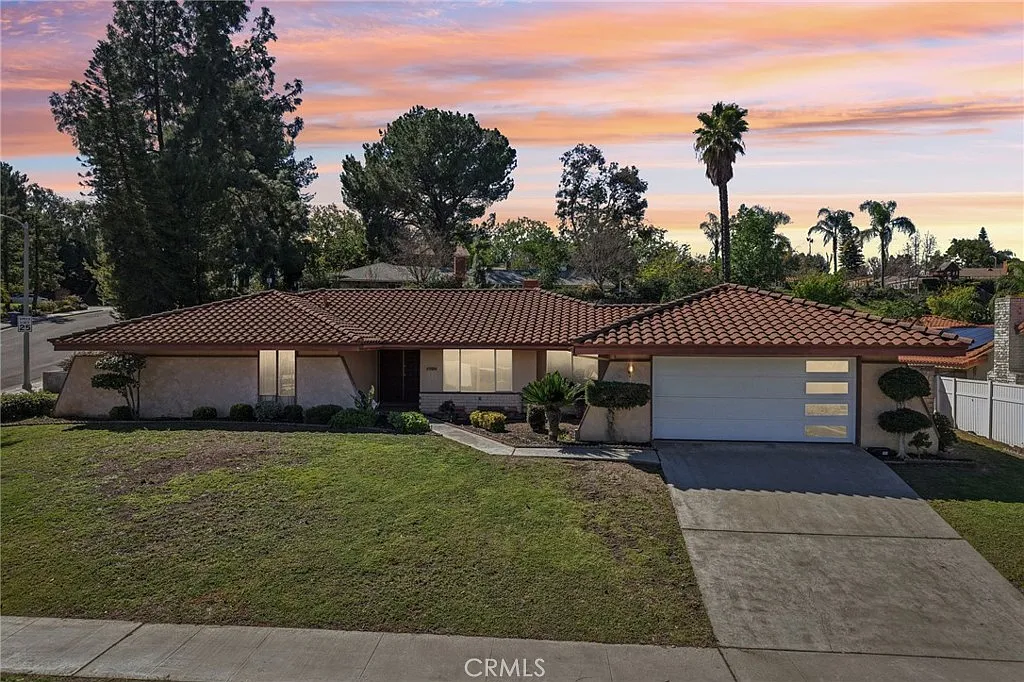 Building Photo - 1500 Country Club Dr