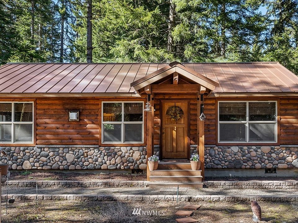 1020 Oakmont within the community of Sun Country awaits you.