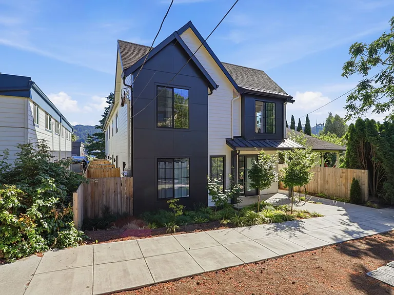 8480 N Willamette Blvd #3 — Photo 1