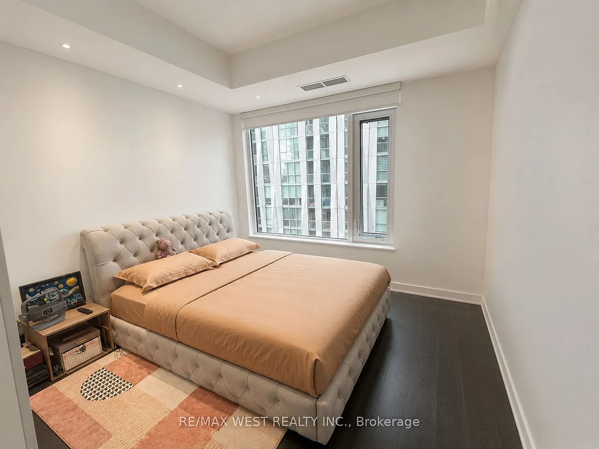 Building Photo - 11 Yorkville Ave #1809