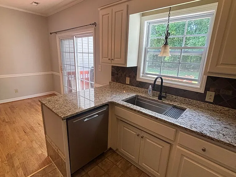 277 N Oak Ave — Photo 6