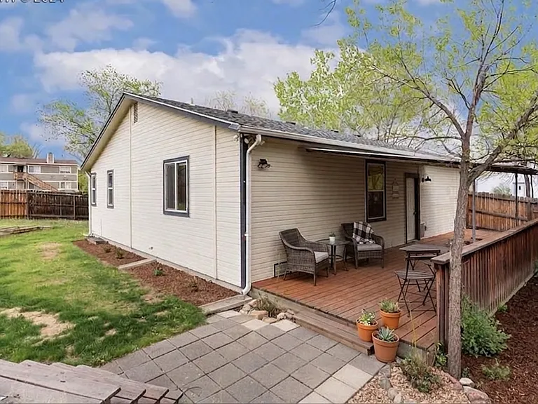 980 Columbine Ave — Photo 13