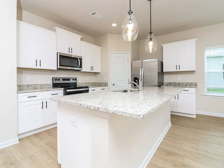 643 Mackenzie Cv — Photo 11