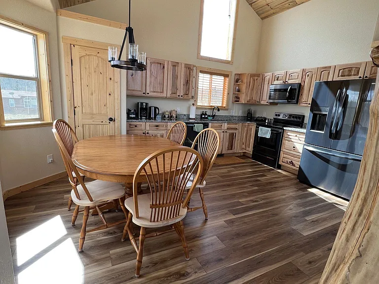 663 Arrowhead Dr — Photo 2